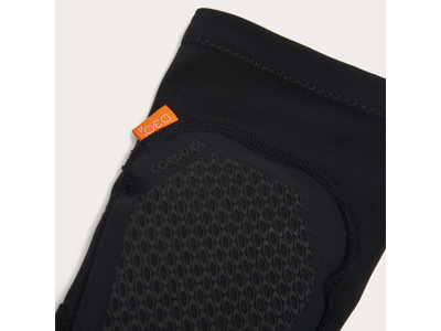 Oakley All Mountain D30 - Albuebeskytter - Blackout