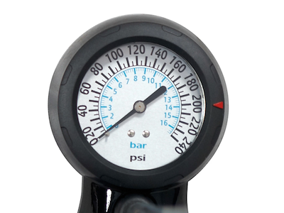 FORCE Workshop Fodpumpe - Med Manometer - 16,5 Bar / 240 PSI - Sort