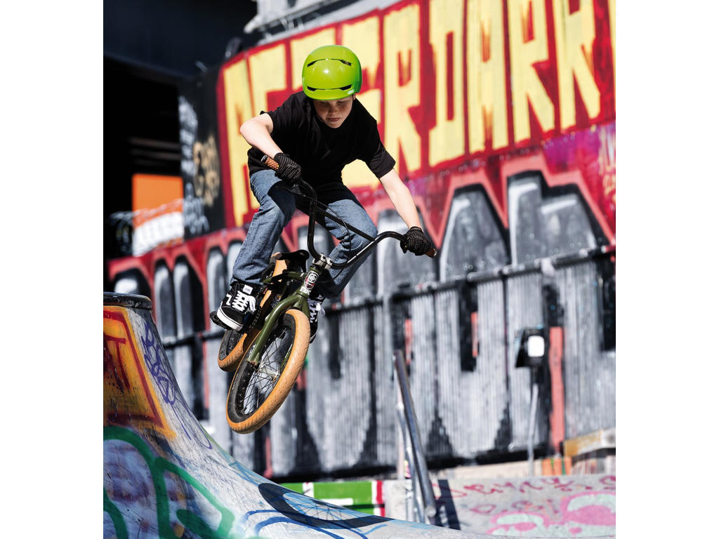Cyklende barn anvender skaterhjelm