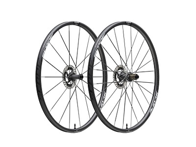 Scope Artech 2 Disc hjulsæt Carbon 700c 22mm fælg og Shimano body - Black decals - 2025