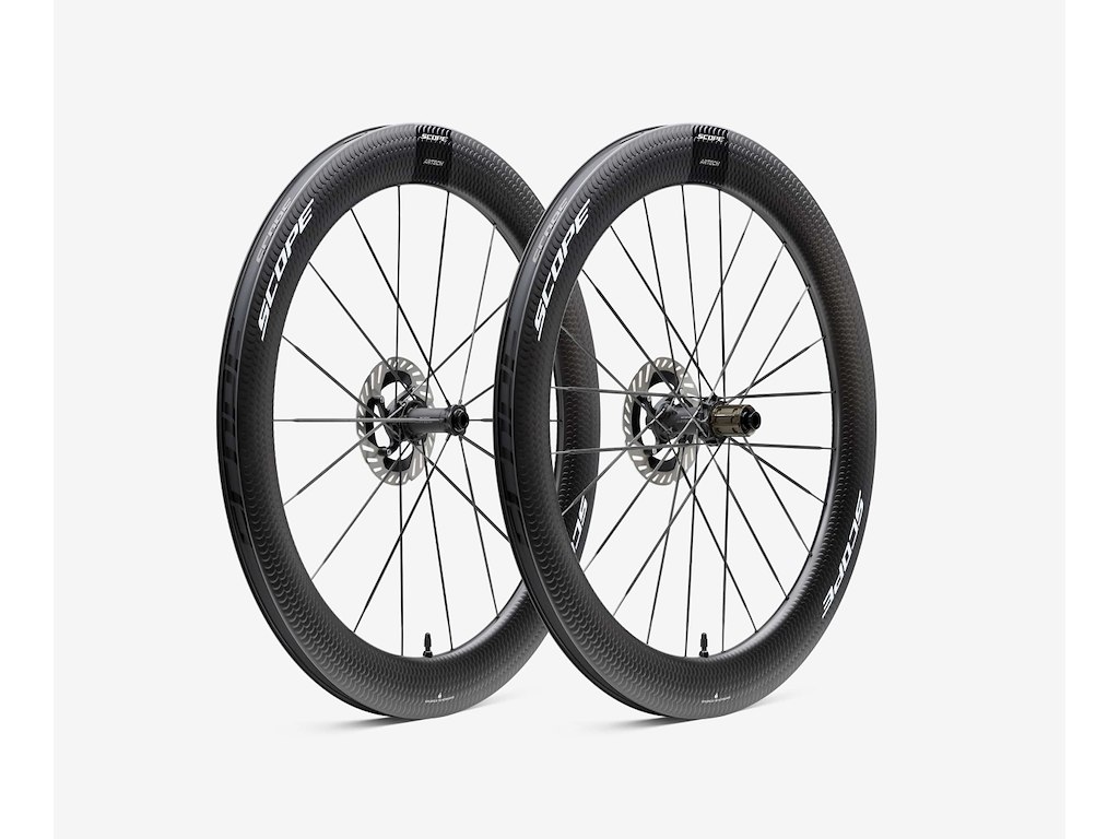 Scope Artech 6.A Disc hjulsæt Carbon 700c 65mm fælg og Shimano body - White decals - 2025
