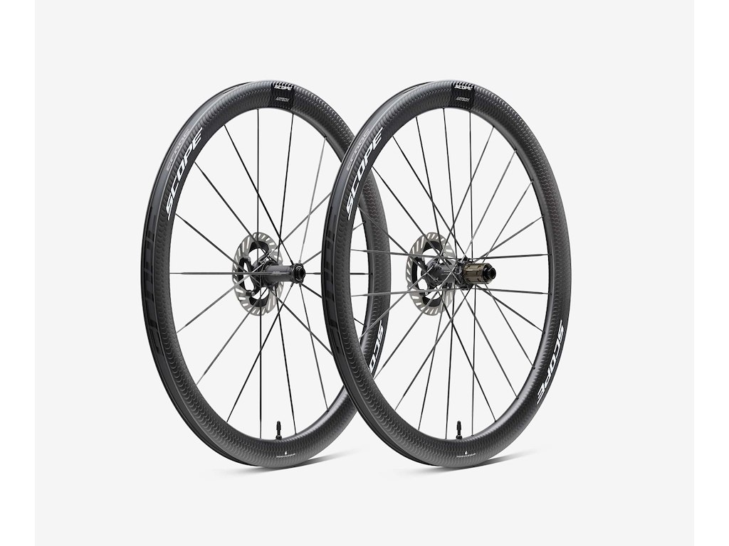 Scope Artech 4 Disc hjulsæt Carbon 700c 45mm fælg og Shimano body - White decals - 2025