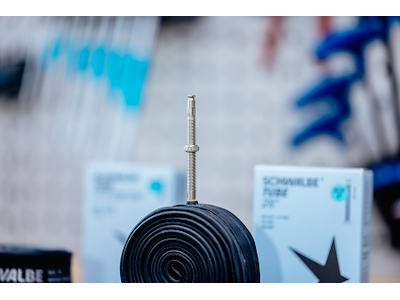 Schwalbe slange 28" (23/30-622/630) med 60mm SCV Clik ventil - SCV15