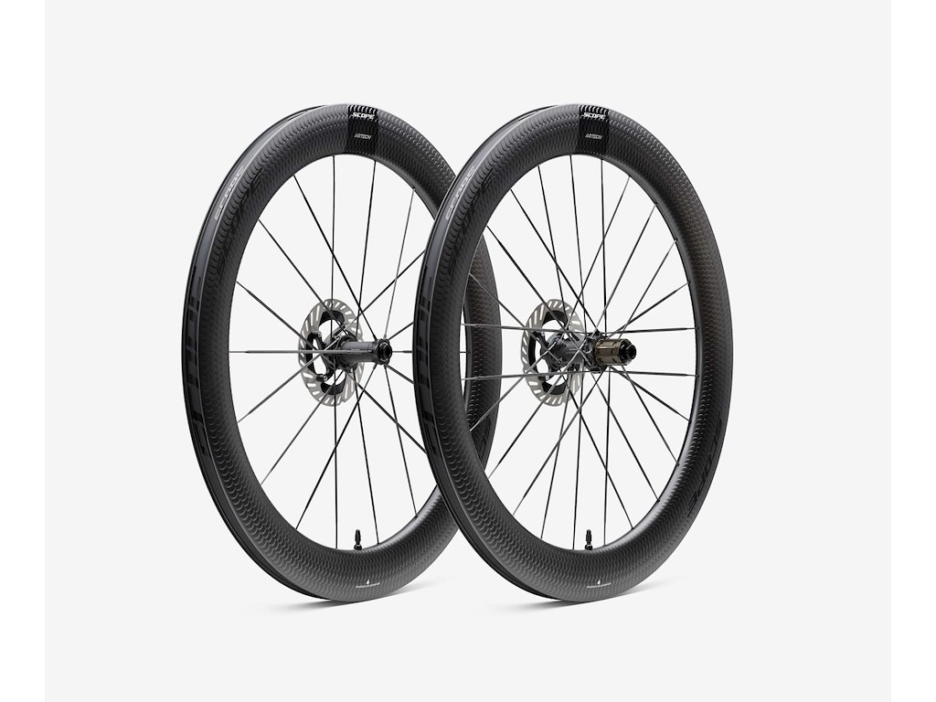 Scope Artech 6 Disc hjulsæt Carbon 700c 65mm fælg og Sram XDR body - Black decals - 2025