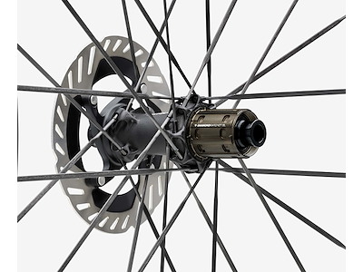 Scope Artech 2 Disc hjulsæt Carbon 700c 22mm fælg og Shimano body - Black decals - 2025