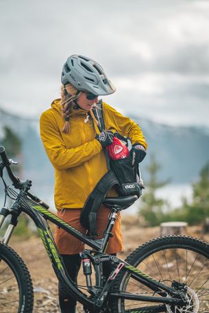 person med cykeltaske på bikepackingtur