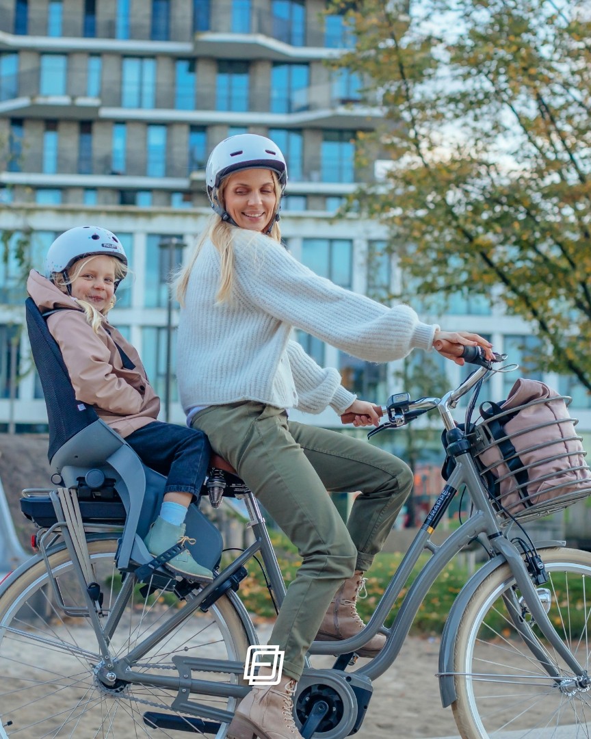 Kvinde med barn på elcykel