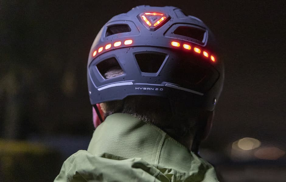 Billedet illustrerer en Abus cykelhjelm med lys (lygte) i nakken af hjelmen