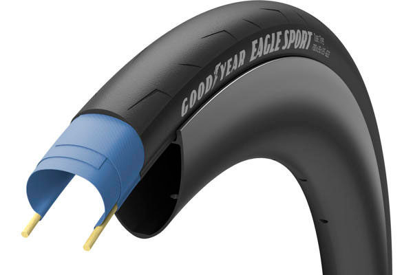 Et dæk fra GoodYear. Billedet illustrerer hvordan dækket er bygget op i flere lag.