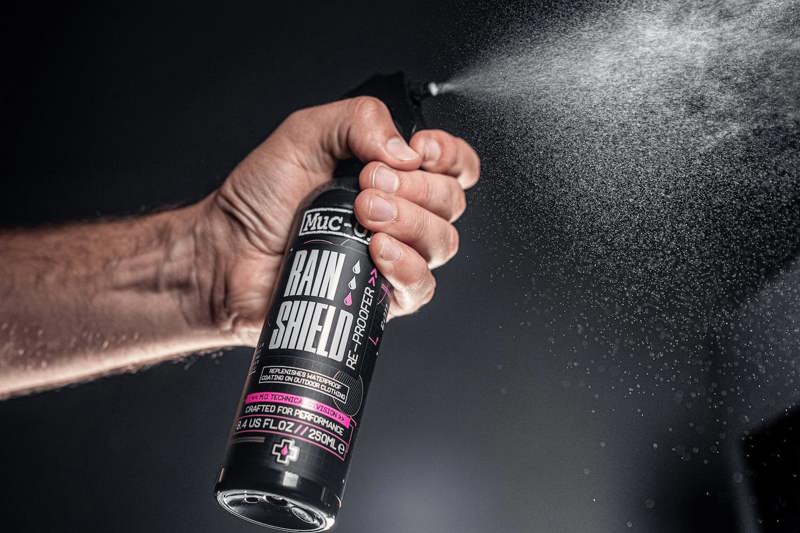 Billedet viser hvordan imprægnering via sprayflaske fungerer.