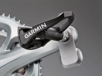 Billedet viser et close up af en Garmin Vector pedal. På billedet kan du se at pedalen er produceret i en rigtig god kvalitet.