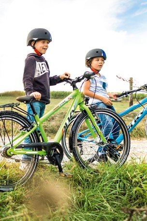 to børn på deres Puky cykel