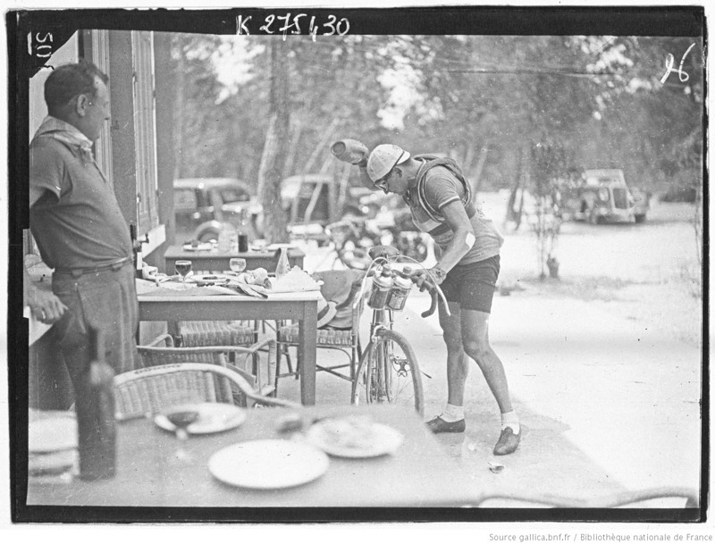 Billedet viser en cykelrytter foran en restaurant.