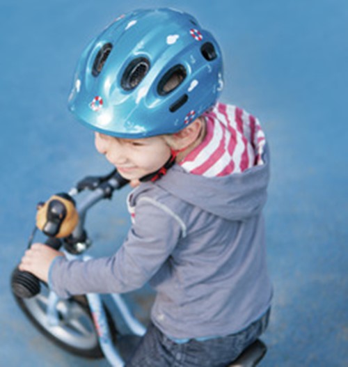 Barn bærer cykelhjelm