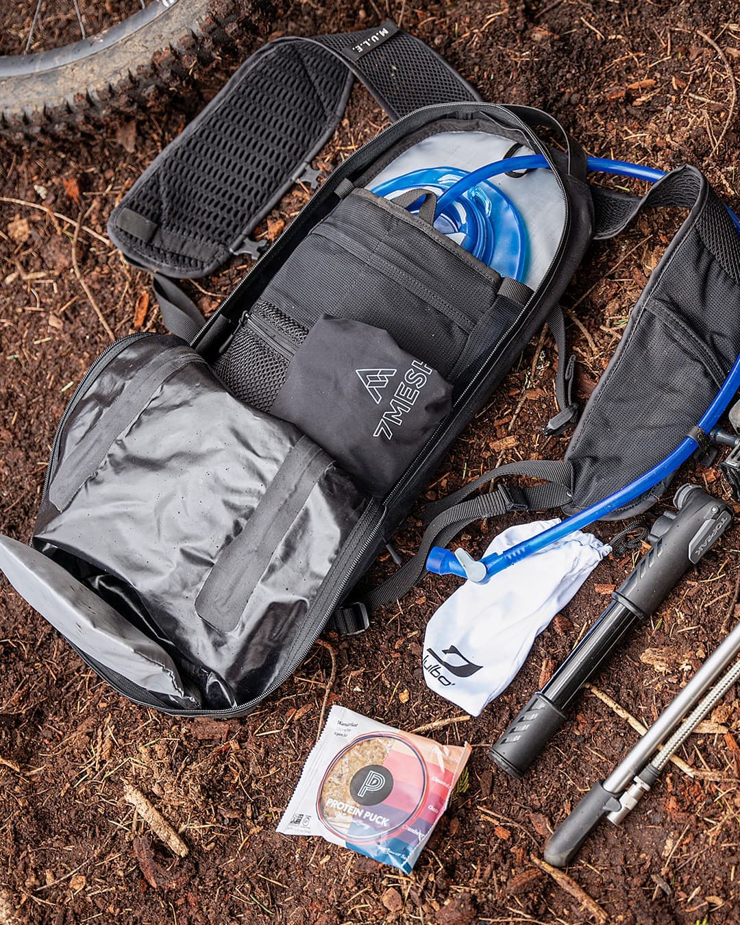 en Camelbak rygsæk som er åben så du kan se vandreservoir