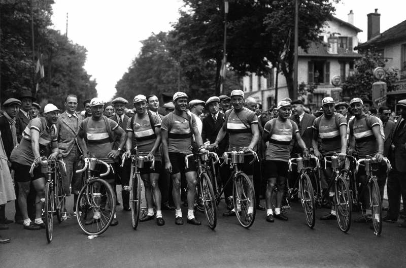 Billedet viser en flok cykelryttere som er klar til at stille til start.