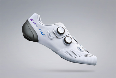 Billedet viser en cykelsko fra Shimano i et lækkert design. skoen er  præsenteret med en flot baggrund med lysindfald.