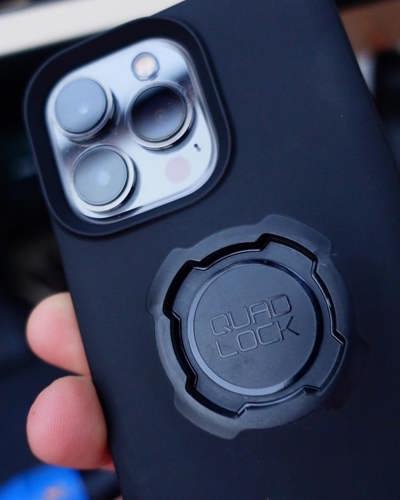 Billedet viser et cover med indbygget Quad Lock adapter.