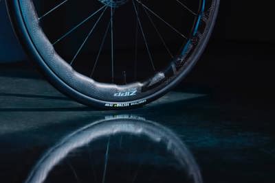 Billedet illustrerer et stilfuldt hjul fra Zipp, hvor man kan se den lækre kvalitet.